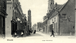 696 Gezicht in de Lange Nieuwstraat te Utrecht met op de achtergrond de Domtoren.